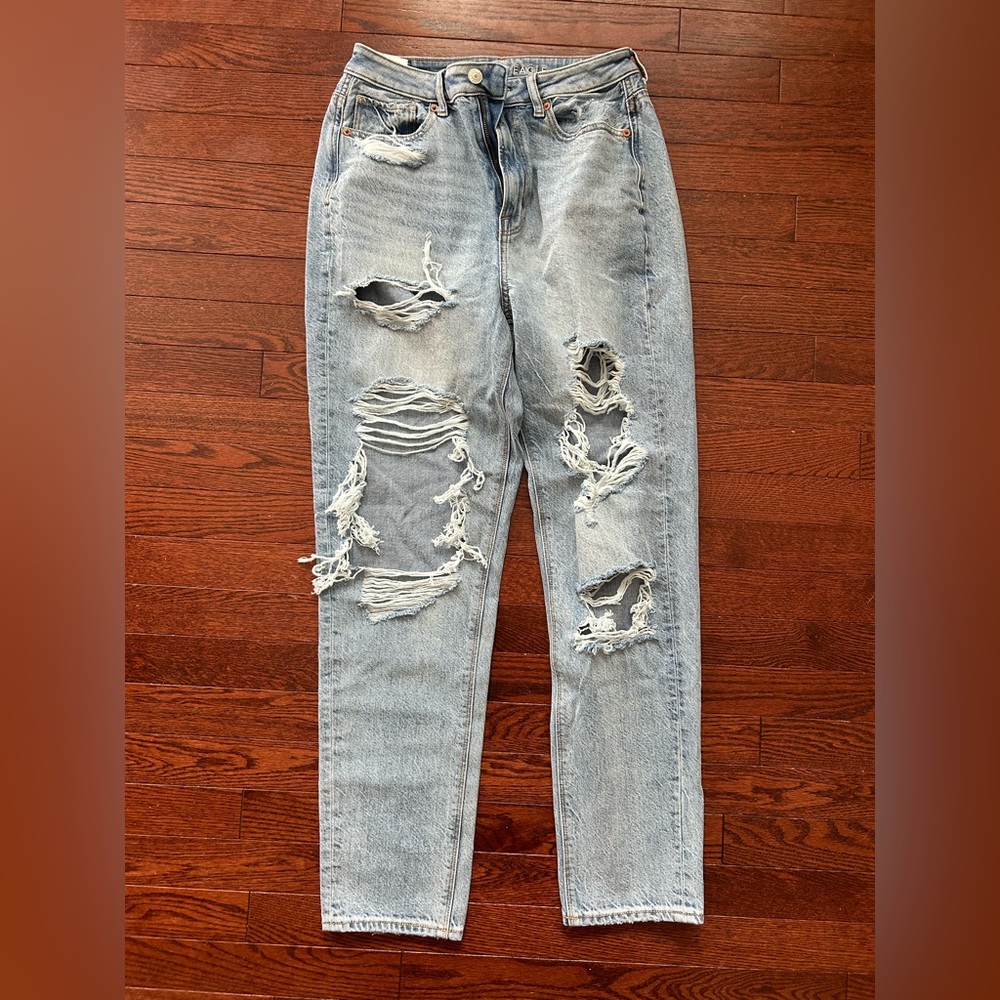 2/$25 EUC American Eagle Ripped High Waist Mom Jean size 4